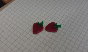 Zwei Ohrringe in Erdbeerform