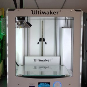 Ultimaker² inmitten der beiden anderen 3D-Drucker